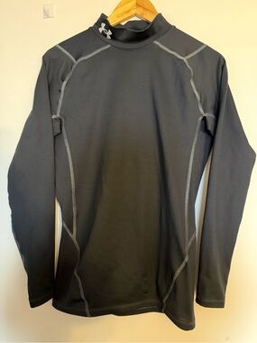 Under Armour Men's Long-Sleeve Black Rash Guard with Contrast Stitching